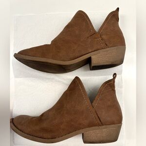 Universal Thread women’s ankle boots/booties size 7 in brown